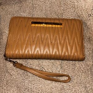 Betsey Johnson Tan Zigzag Quilted Zip-Around Wristlet Wallet Gold Logo EUC